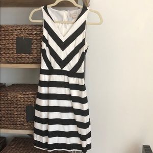 Beautiful black/white dress with pockets!